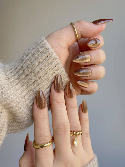 Cat-Eye-Nails-Ginger-Sugar-Short-Almond-Nails